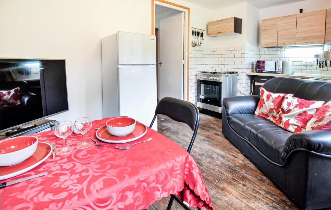 Awesome Home In Saint-Sever-Calvados With Kitchen Eksteriør billede