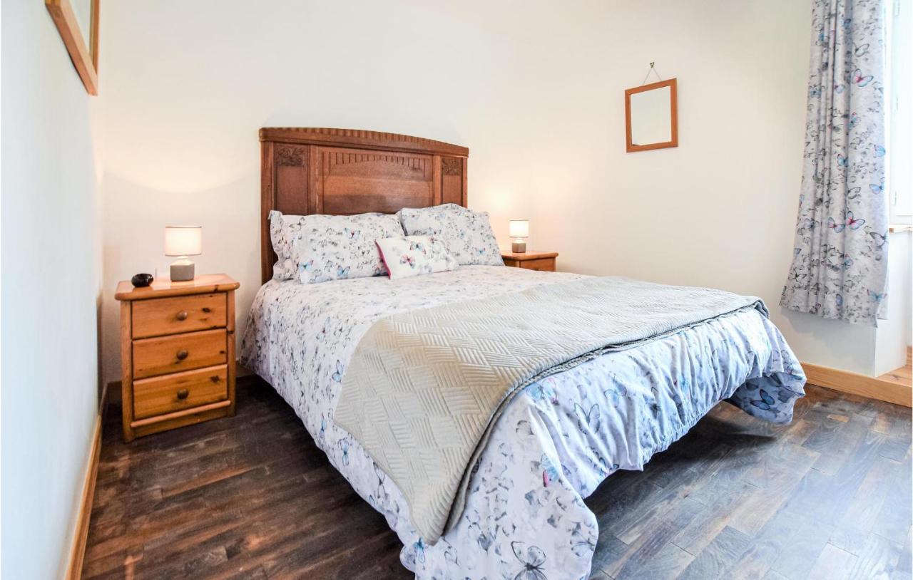 Awesome Home In Saint-Sever-Calvados With Kitchen Eksteriør billede